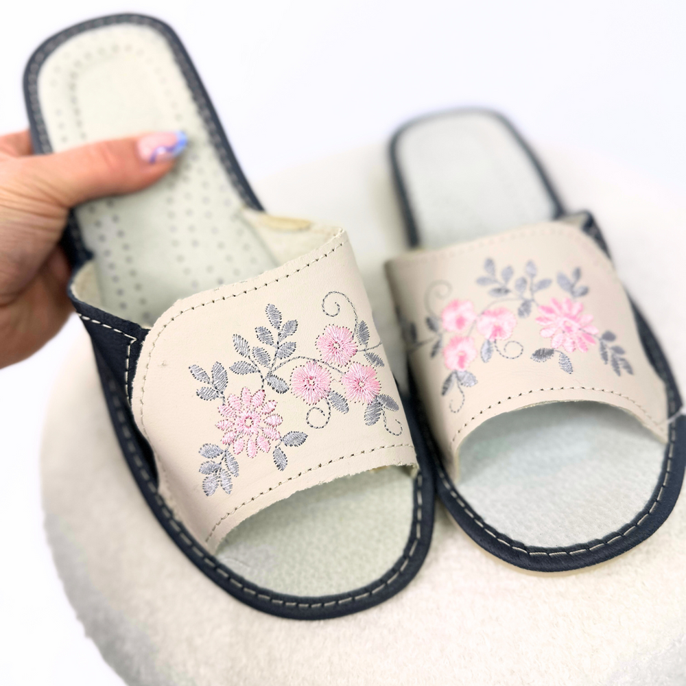Шкіряні шльопанці саморобні з вишивкою квітів