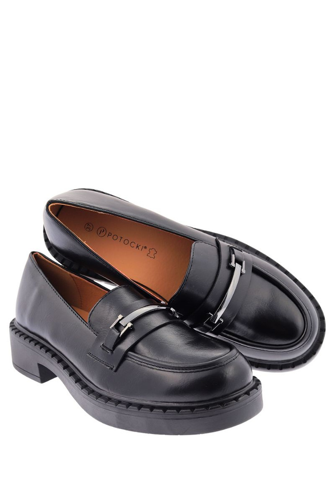 Czarne mokasyny na masywnej podeszwie z metalową ozdobą