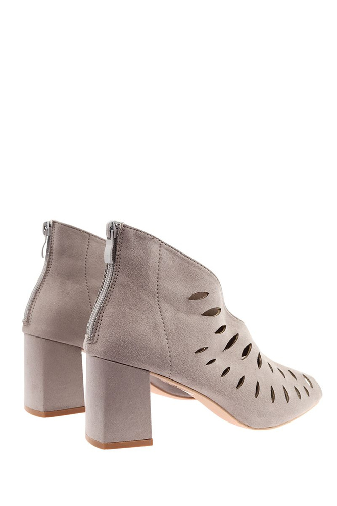 Szare botki zamszowe ażurowe na klocku z zamkiem na pięcie
