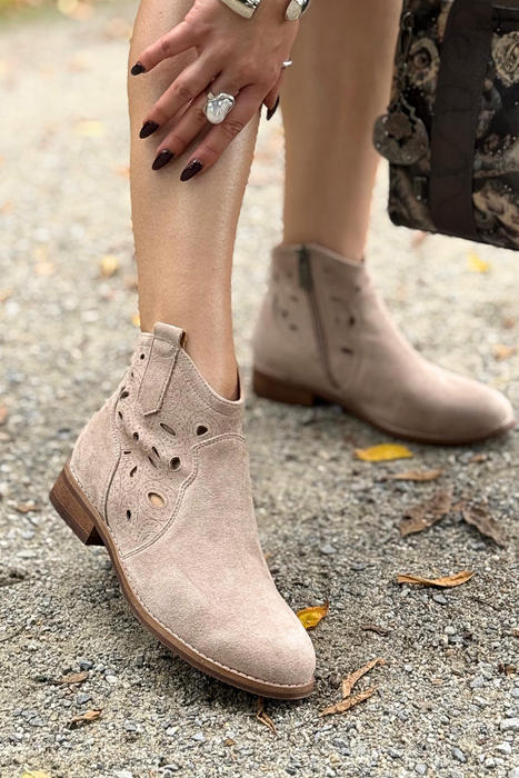 Темно-бежеві ажурні ботильйони із замшевої екошкіри