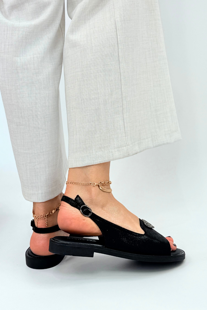 Czarne sandały z serduszkiem płaskie