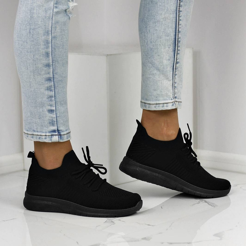 Жіноче чорне спортивне взуття Новинки