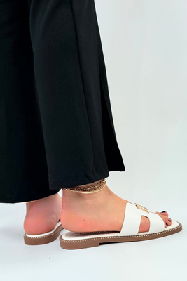 Białe klapki damskie z ekoskóry ze złotą ozdobą