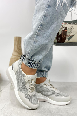 Białe sneakersy sznurowane na koturnie