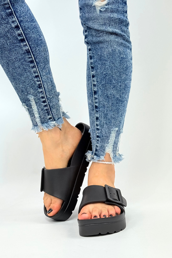 Czarne klapki damskie na platformie z klamerką