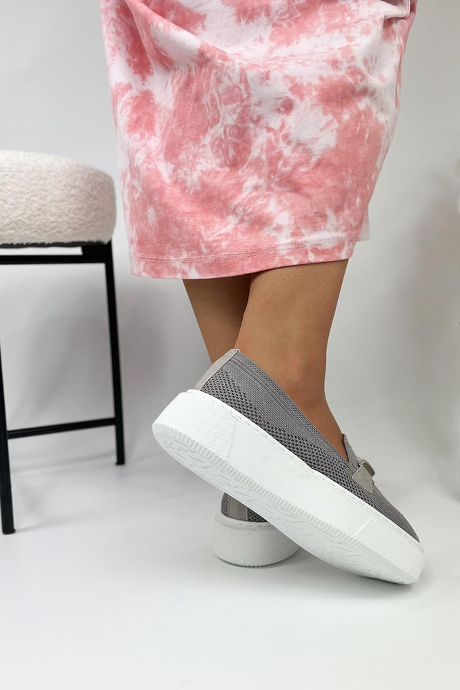 Сірі жіночі туфлі на платформі з декором