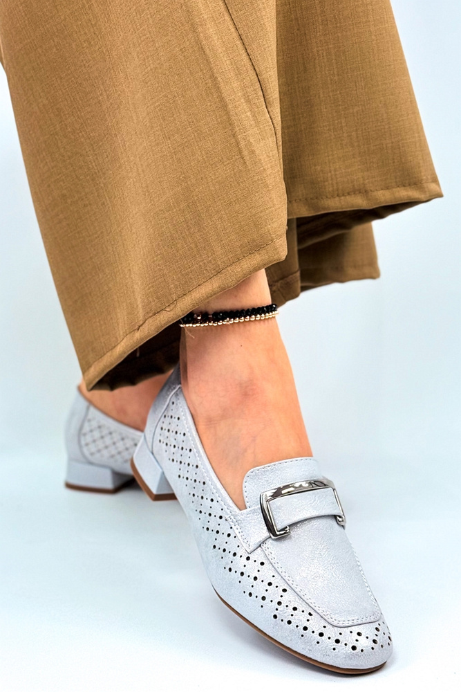 Модні сріблясті ажурні мокасини з декоративною пряжкою 