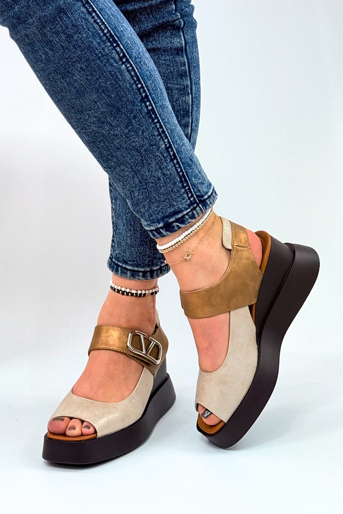 Złote sandały na koturnie z ekoskóry na rzep