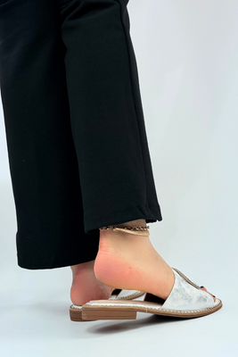 Białe klapki damskie z ekoskóry ze złotą ozdobą