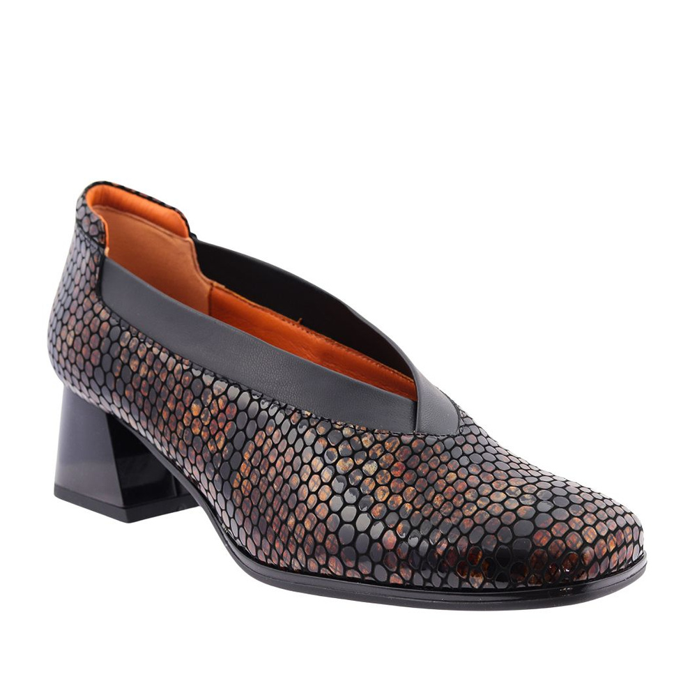 Привертають увагу шкіряні човники з мотивом луски, польсько-коричневі