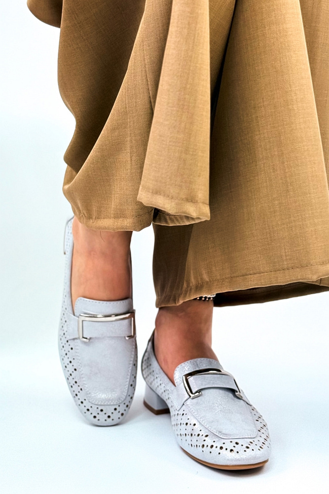 Модні сріблясті ажурні мокасини з декоративною пряжкою 