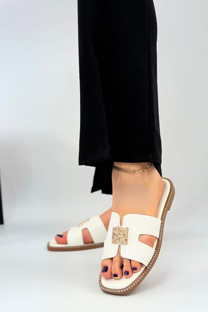 Białe klapki damskie z ekoskóry ze złotą ozdobą