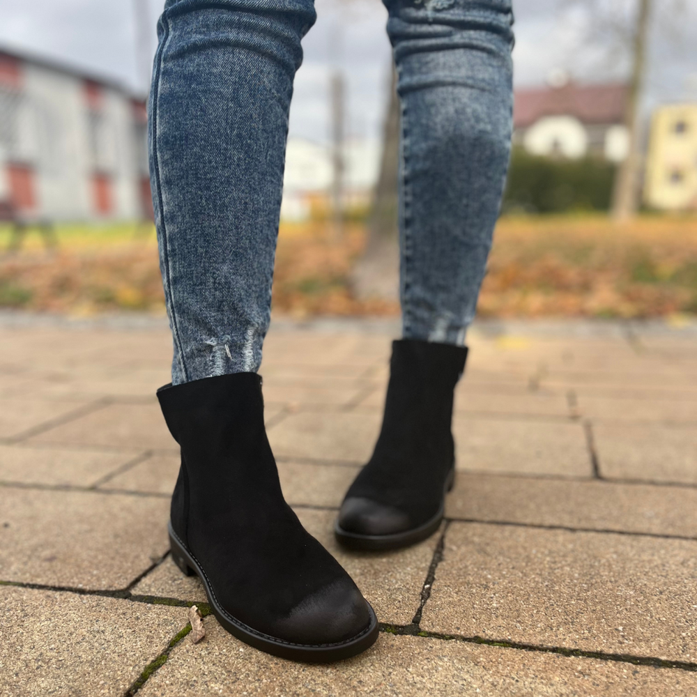 Czarne damskie zamszowe botki płaskie na zamek