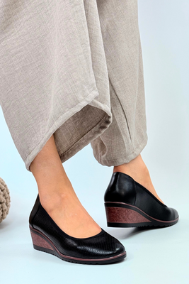 Półbuty czarne perforowane na koturnie 