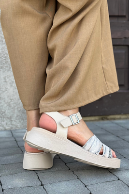 Beżowe skórzane sandały na koturnie z platformą