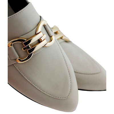 Бежеві жіночі шкіряні лофери з металевим декором Bravo Moda