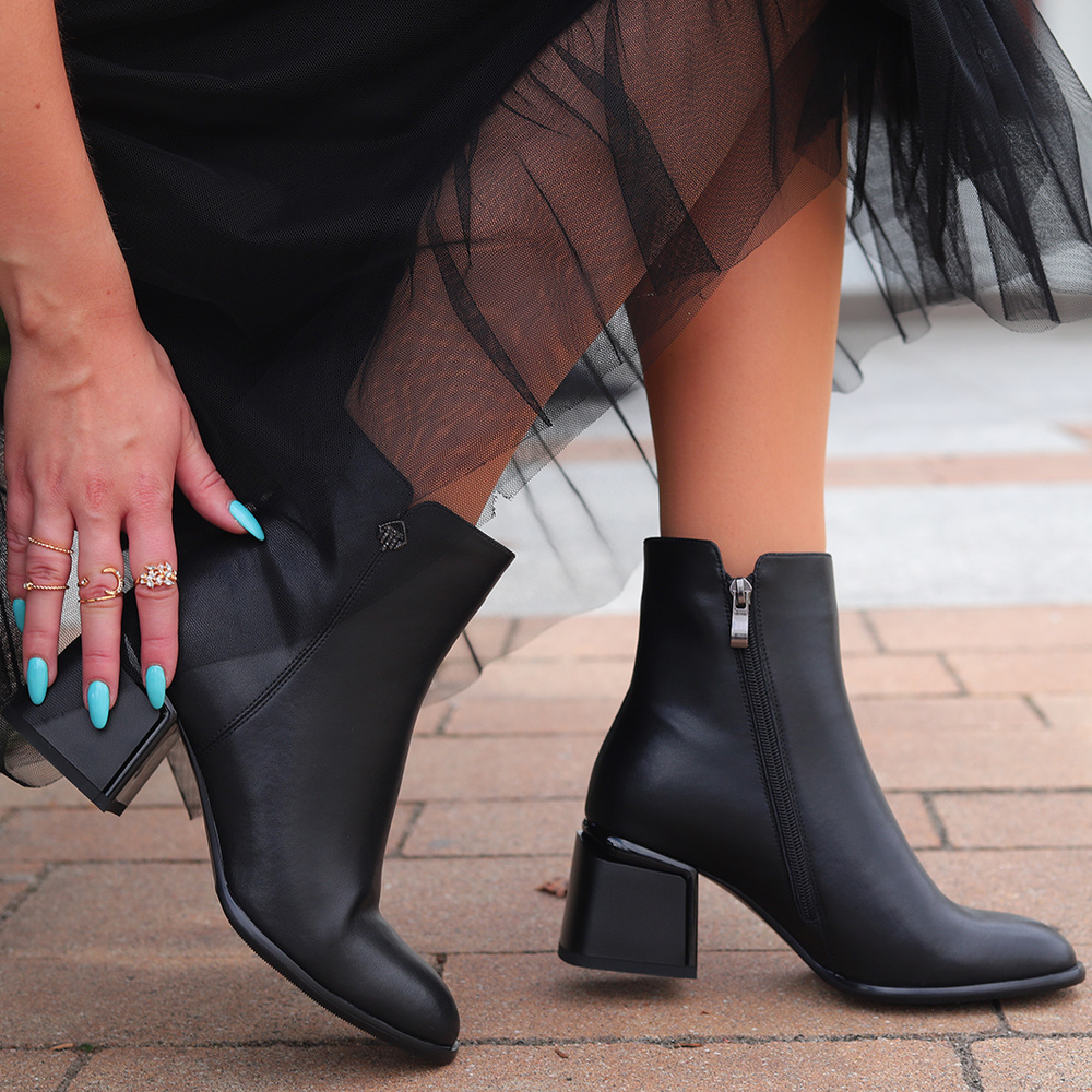 Чорні шкіряні ботильйони Artiker