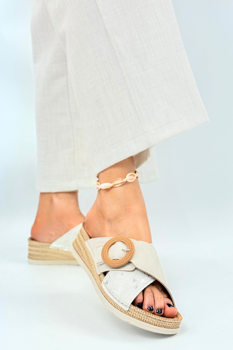 Бежеві шльопанці на платформі Inblu