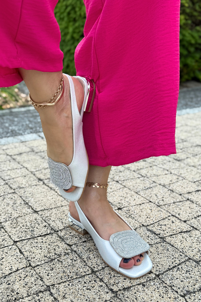 Жіночі бежеві босоніжки з перфорованою колодкою