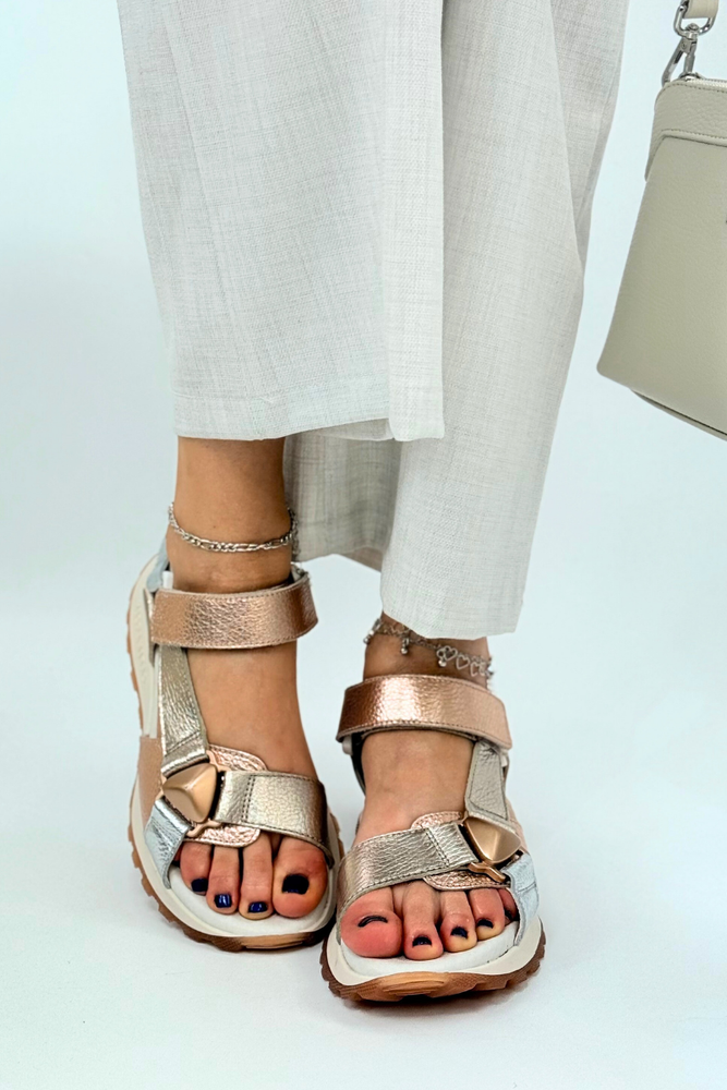 Босоніжки Hispanitas на танкетці з липучкою, срібло та золото