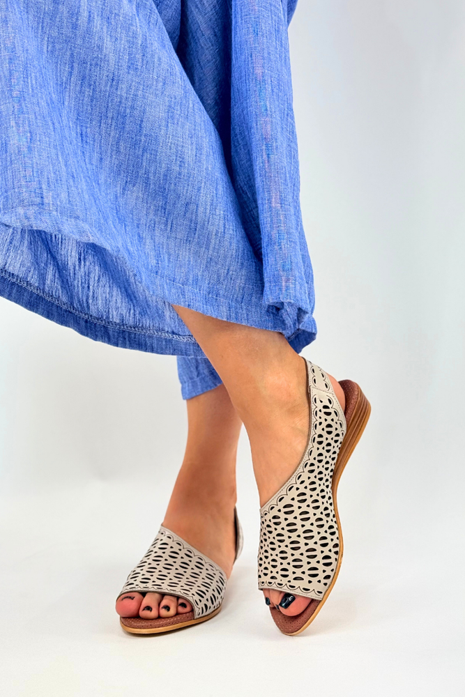 Beżowe skórzane ażurowe sandały płaakie Artiker