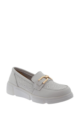 Białe mokasyny skórzane ze złotą klamerką