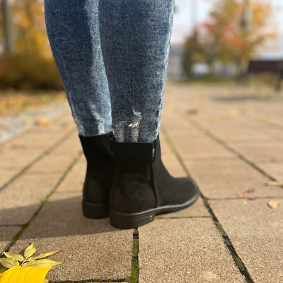 Czarne damskie zamszowe botki płaskie na zamek