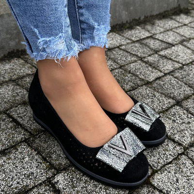 Czarne czółenka ażurowe na koturnie M. Daszyński