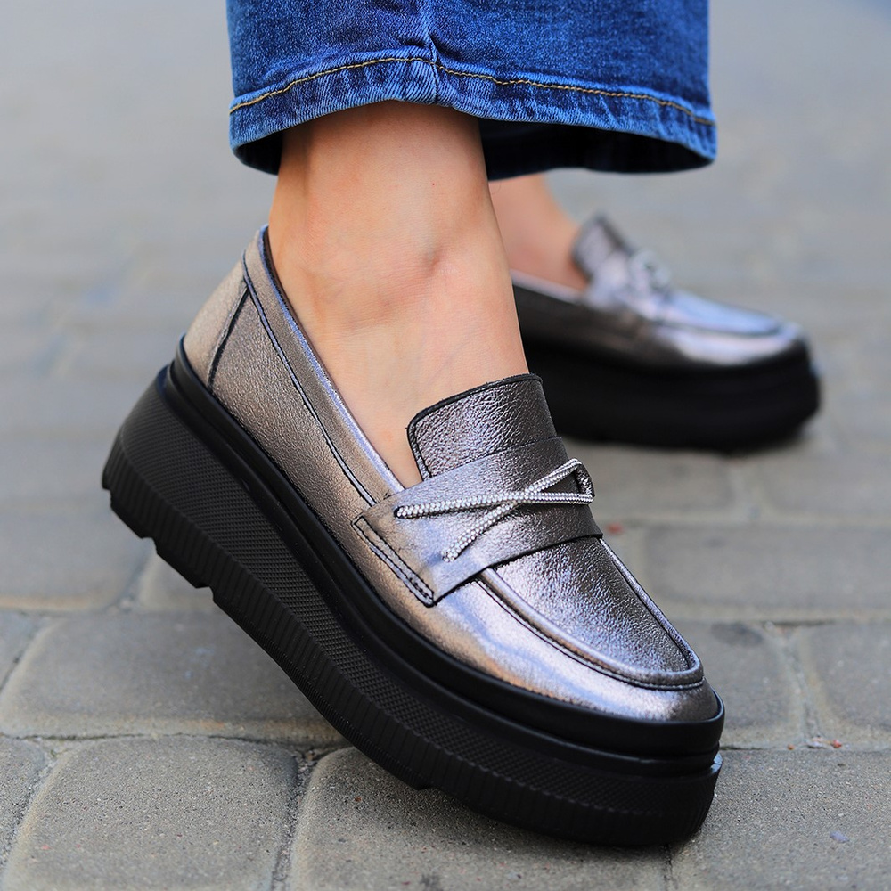 Mokasyny skórzane srebrne z paskami w cyrkonie na platformie