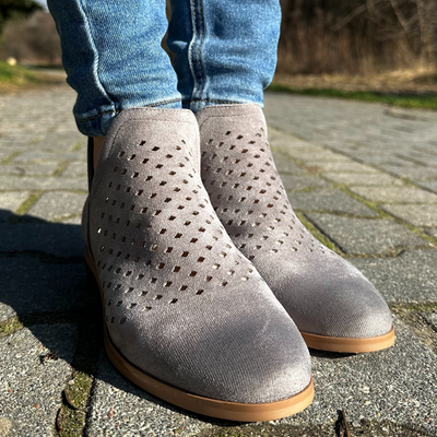 Весняні замшеві ботильйони сірого кольору Vinceza