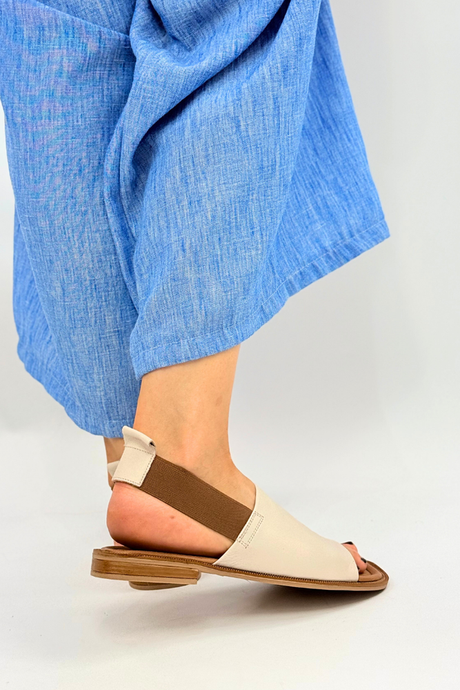 Popielate sandały skórzane płaskie z elastycznym paskiem Artiker