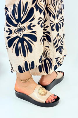 Złote klapki damskie na platformie wsuwane