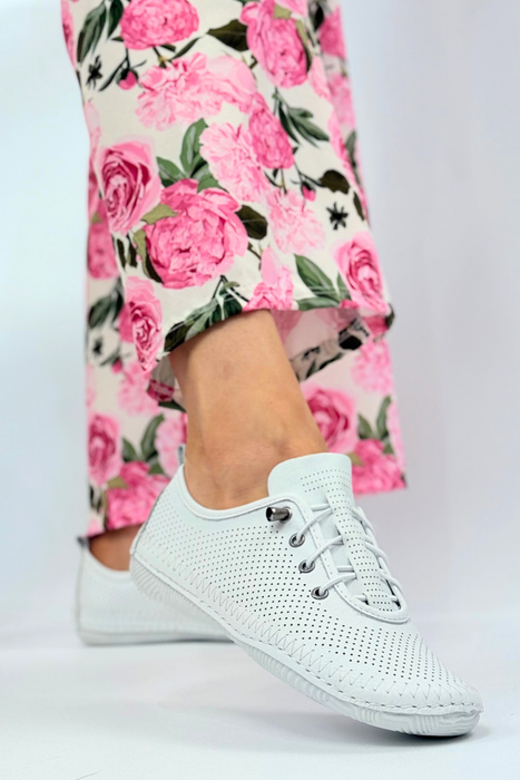 Білі жіночі перфоровані шкіряні туфлі Artiker