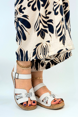 Białe skórzane sandały z wężowym zworem na koturnie Wasak