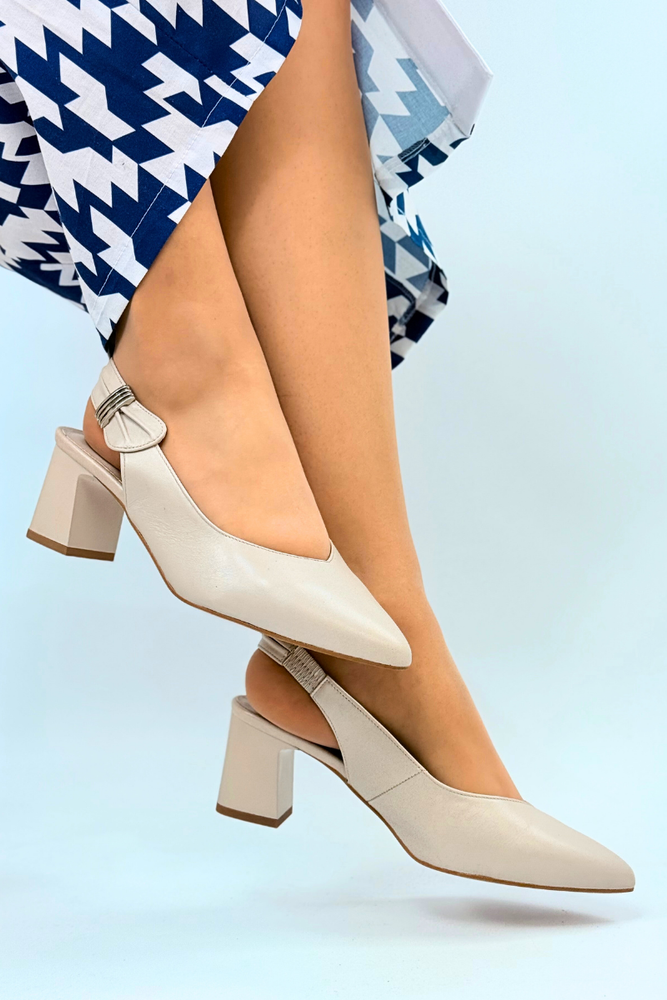 Beżowe czółenka skórzane z odkrytą piętą na słupku