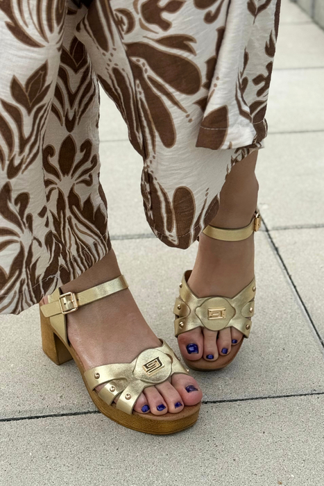 Złote sandały z ekoskóry na słupku z platformą