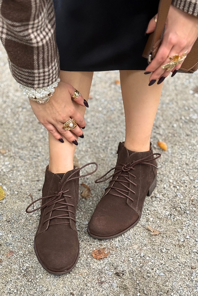 Zamszowe botki czekoladowe na obcasie sznurowane z zamkiem