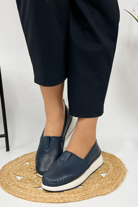 Сліпони з перфорованої шкіри темно-синього кольору