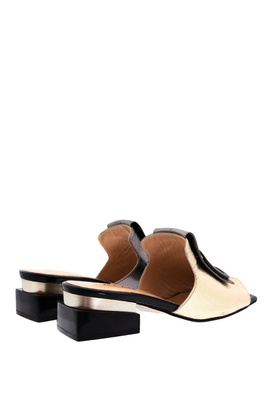 Złote skórzane klapki z ozdobą na obcasie 