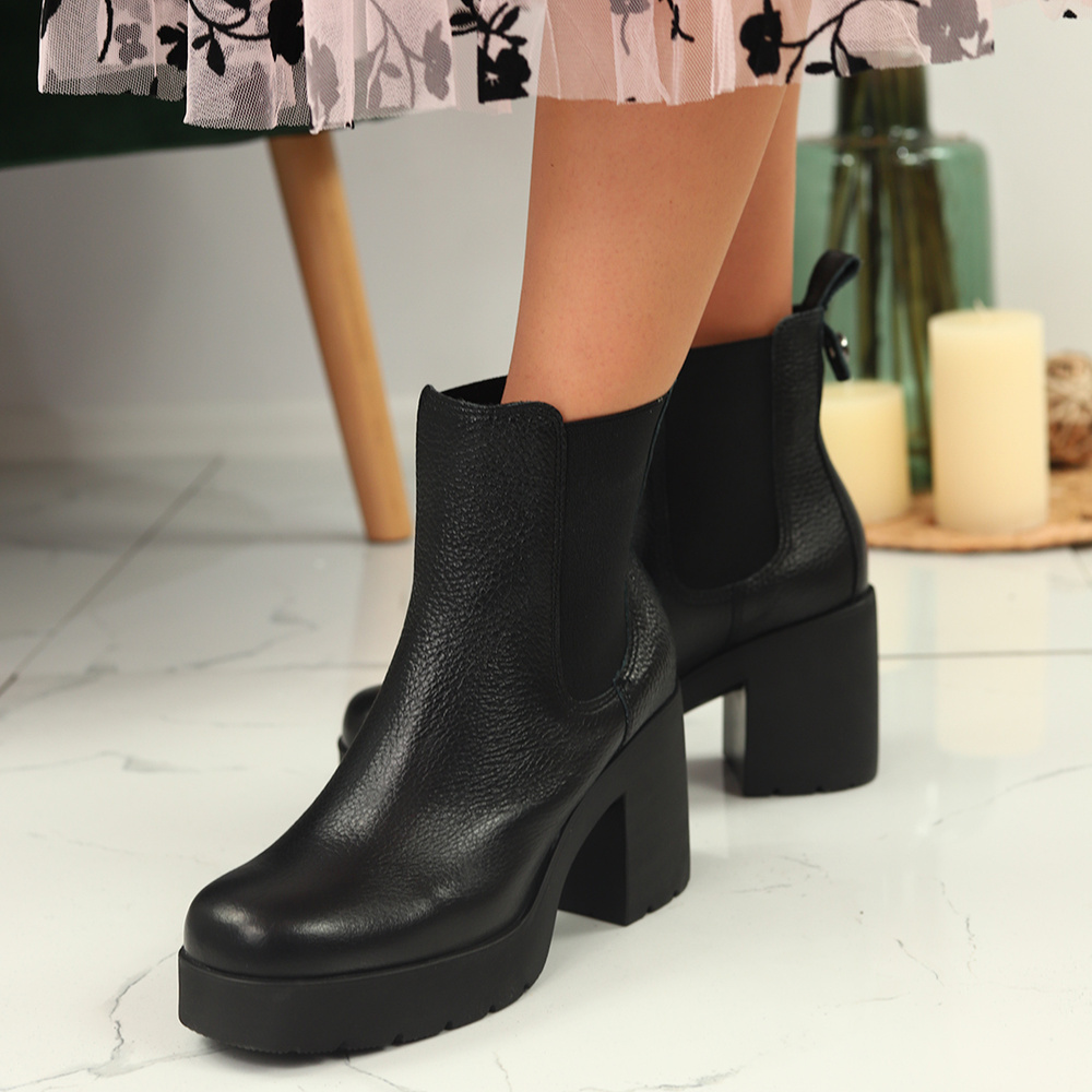 Чорні шкіряні черевики челсі на високому каблуці Ryłko