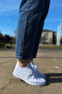 Жіноче спортивне взуття білого кольору