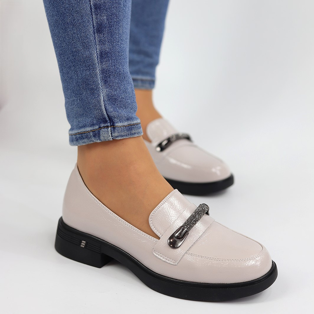 Сірі лаковані мокасини сліпони з ремінцем зі стразами