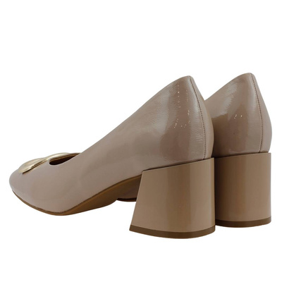 Lakierowane czółenka damskie beżowe Vinceza