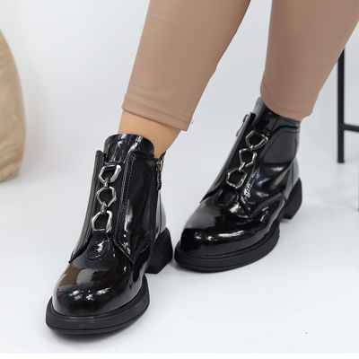 Жіночі лаковані чоботи на плоскому ходу з декором 