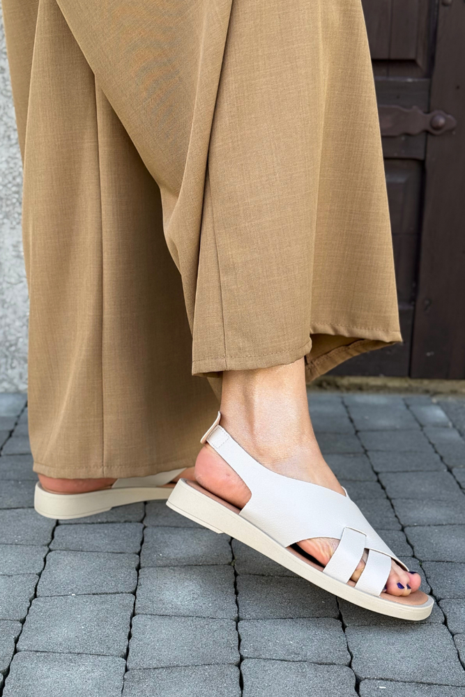 Klasyczne beżowe sandały płaskie