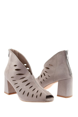 Szare botki zamszowe ażurowe na klocku z zamkiem na pięcie