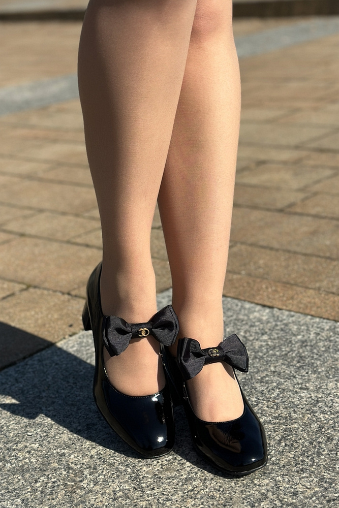 Чорні шкіряні туфлі на високих підборах з бантом