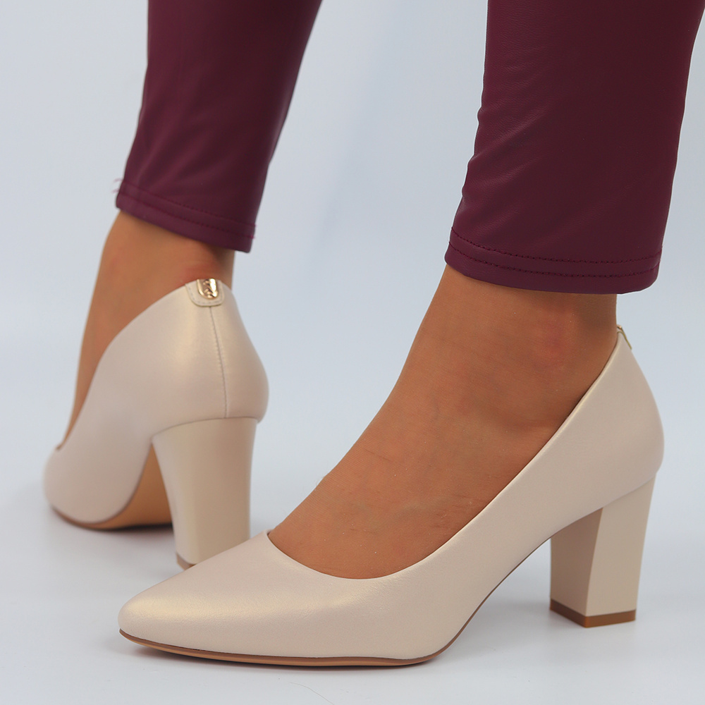 Бежеві туфлі на високих підборах від Sergio Leone