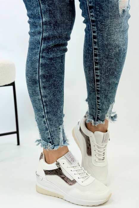 Modne sneakersy damskie sznurowane białe na koturnie