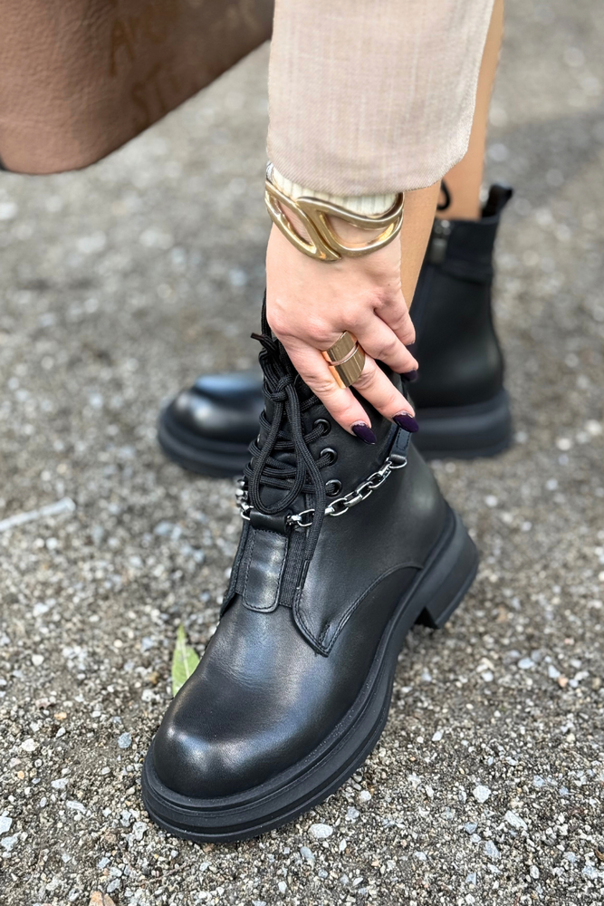 Damskie czarne trapery skórzane z modnym detalem łańcucha